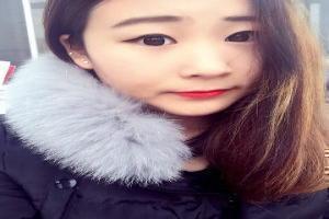 坐在窗边看书的句子